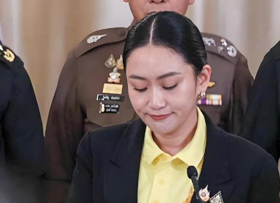 4比2，泰国最新民调出炉，佩通坦想官复原职，中方说了句公道话