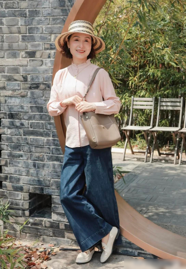 这是我见过最有气质的妈妈：63岁个子不高却端庄，穿衣更优雅贵气
