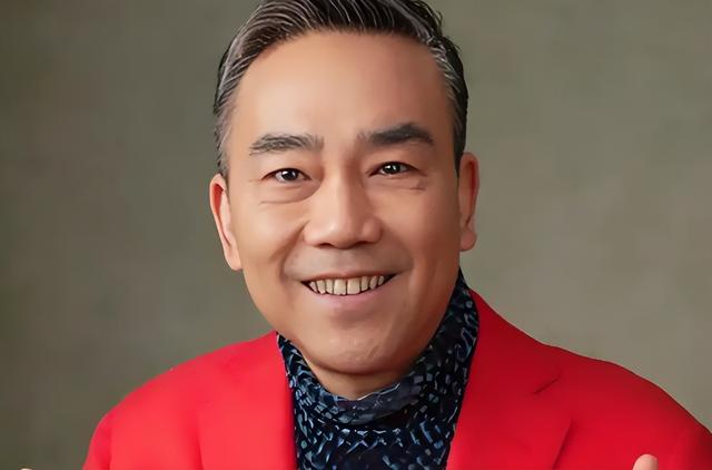 63岁杨议收美女徒弟，女生穿得花枝招展鞠躬敬茶	，牵手贴脸引争议