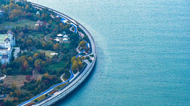 来灵山卫街道赏秋，邂逅星光岛梦幻山海诗画，五彩斑斓美得惊艳