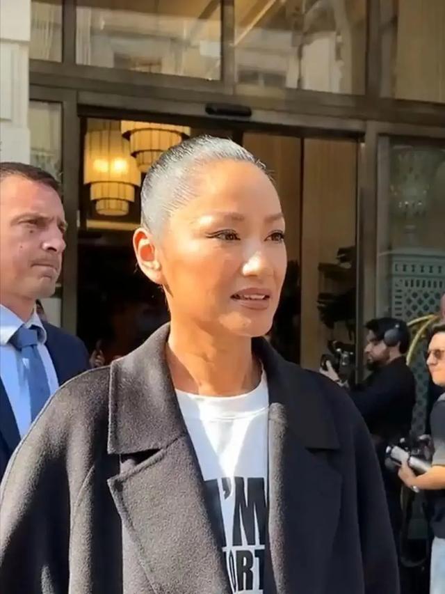 天哪！才54岁瞿颖就满头白发了，头发扎的很紧，这模样不敢恭维