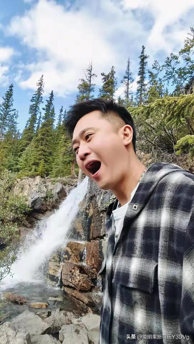 主持人杨帆一家在加拿大旅行，俩女儿一个像爸一个像妈，好幸福