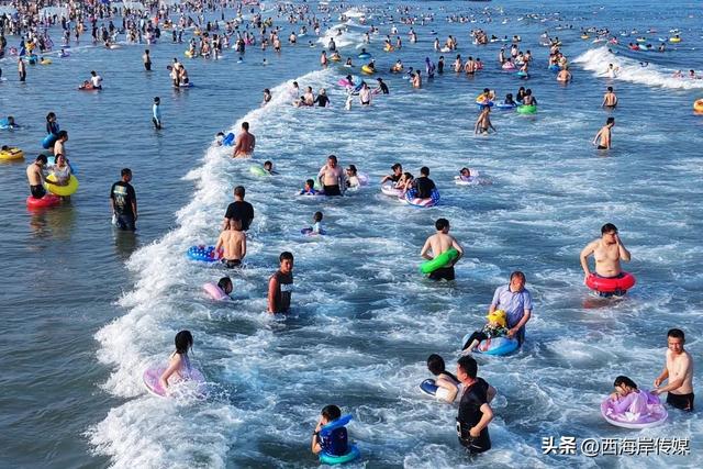 西海岸金沙滩，“人浪”来袭！