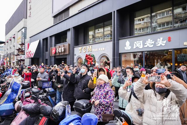 “龙马精神”杭州巡演50吨福兽引亚运之城万人空巷