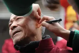 耳朵里有 “耵聍栓塞” 会如何？要不要强行掏掉？医生耐心讲清楚图片