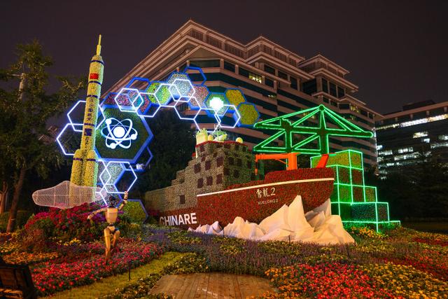 长安街沿线抗战胜利80周年主题花坛亮灯了！