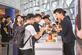 【深圳特区报】把平板和电脑装进口袋 华为发布全球首款三折叠屏手机图片