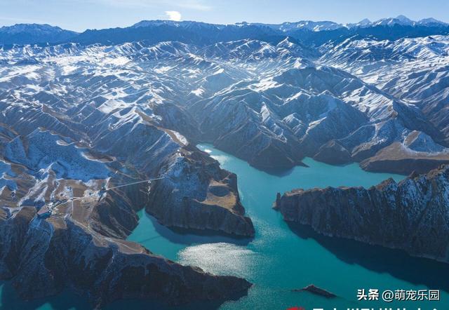 雪花飘洒后玛纳斯湖变魔镜，山峰被温柔抚平，我分不清现实与倒影