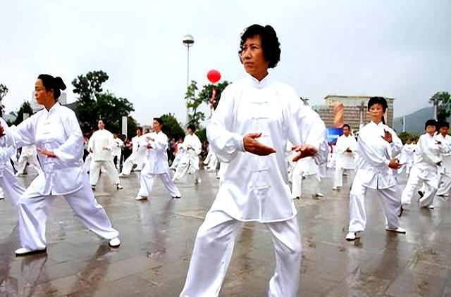 “假传一本书，真传一句话”。练太极拳就一个字，“圆”！