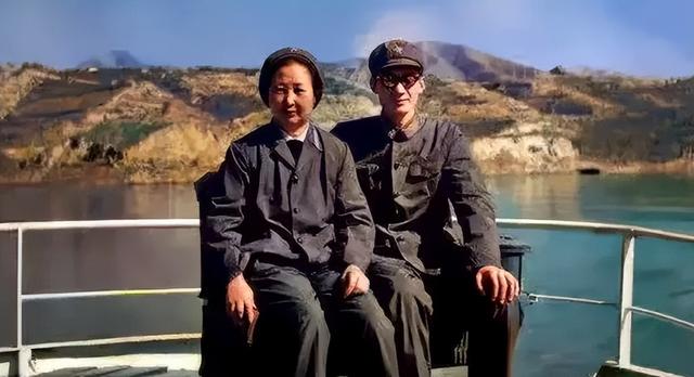 韩先楚的夫人有多美？这是1970留影，她50岁，皮肤白皙，气质非凡