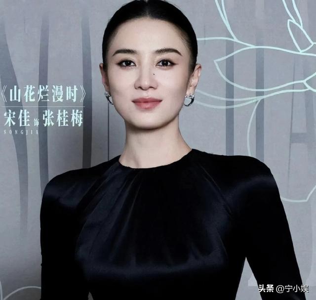 德不配位？辛芷蕾奖杯还没捂热乎，恶心一幕就发生，她堵了谁的路