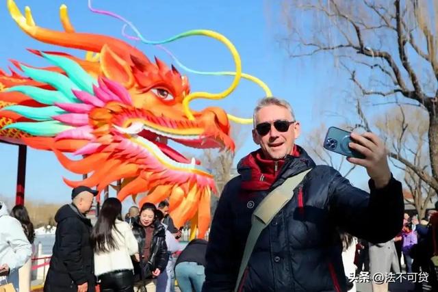 风向反了！免签后的中国，让外国人集体沉迷：回国连饭都吃不下