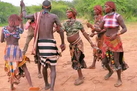 鞭打妇女成为求偶风俗的背后：非洲部落的婚姻文化大揭秘图片