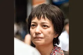 翻身无望！49岁赵薇近况再曝：事业婚姻全失败，头发剪短苍老不堪图片