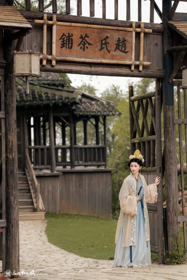 跟着总台非遗微短剧《顾盼锦年》，来三国水浒城get同款打卡地