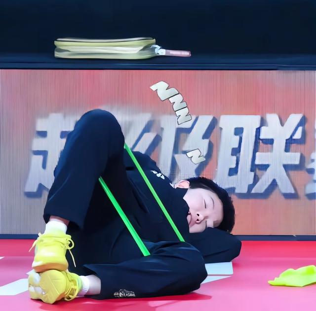 好神秘！“姑父”惊现北大校园，有任女士和王cc陪同，没带小太阳