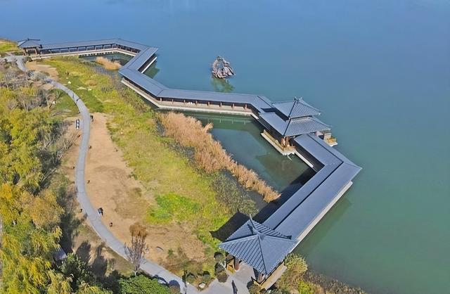 西安七夕公园:水韵织就初冬美景