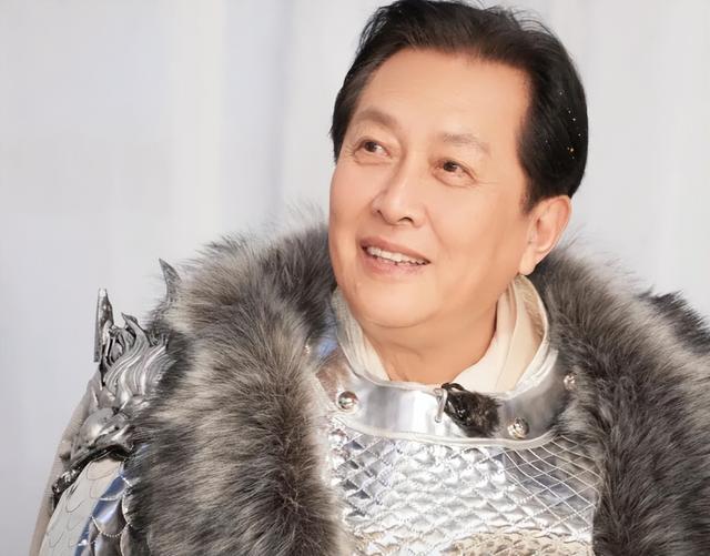 唐国强的“糟心事”：两个儿子都是残疾，难怪他73岁也不敢退休！