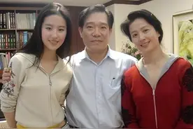 刘亦菲母亲刘晓莉：两段婚姻后选择单身，默默守护女儿刘亦菲30年图片