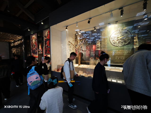 郑国霖雨中游万岁山，明星效应助推2025开封菊花花会文旅热度
