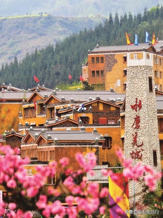 阿坝漫游记：雪山花海与羌寨古寺的十六次心动