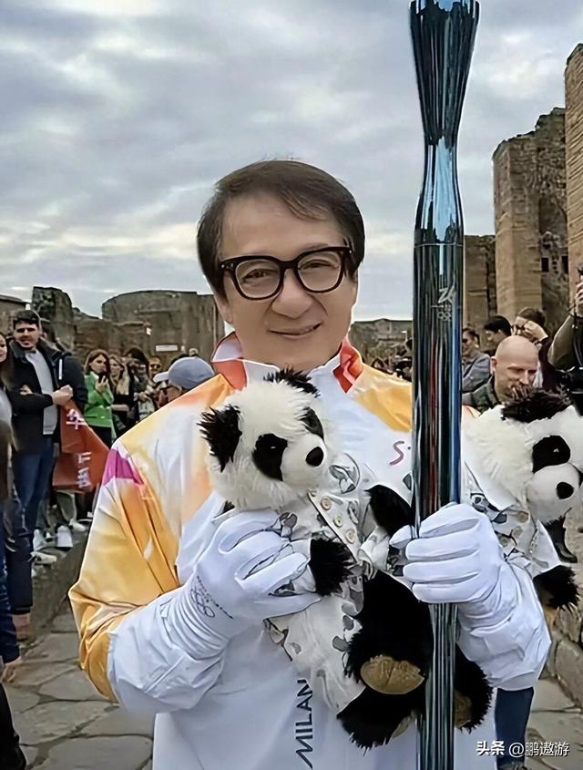 官媒对成龙的称呼变了	，三字之差释放强烈信号，王晶的话有人信了