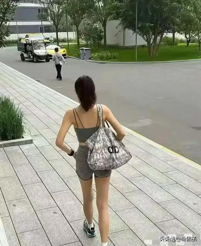 李艾都快五十岁了，不能好好穿衣服吗？小肚子都鼓的高高的