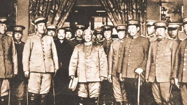 临死前袁世凯把儿子叫到床前：你不要送葬，开枪打死穿红衣服的人