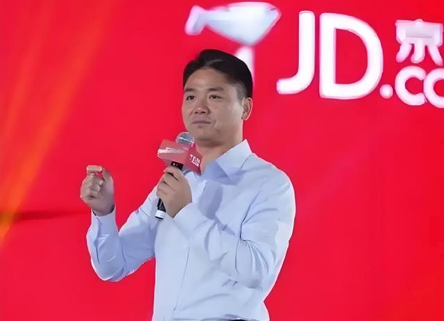 刘强东发放年货现场曝光	，令人恶心的一幕出现，当场被人制止