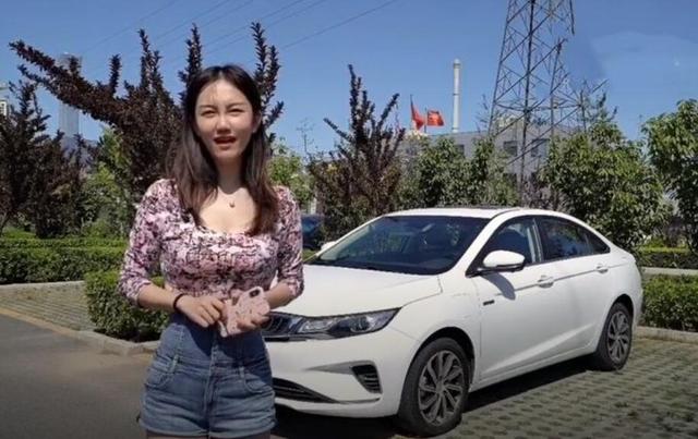 87岁范曾娇妻身份被扒，多张性感工作照流出，难怪他会把持不住