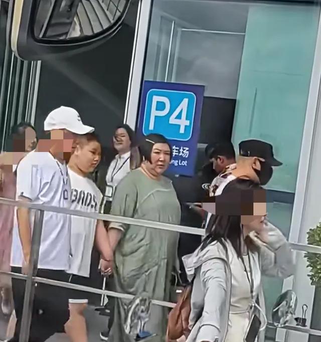 郭德纲一家现身机场，王惠郭汾阳胖的走路都费劲，郭德纲竟然最瘦