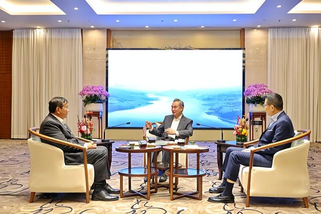 王毅一锤定音，泰国开出停火条件，洪森倒向美国，最大输家已定