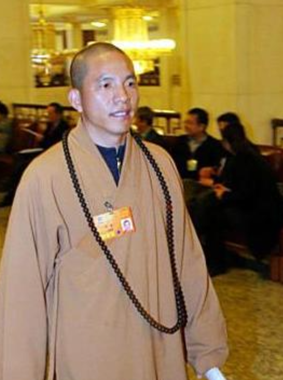 女子谈释永信，她们姐妹住少林寺3天收费1万，争着往释永信房间跑