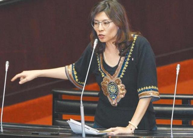 国民党改选，郑丽文暂排第一，不料郑丽文却说：我目标是不统不独
