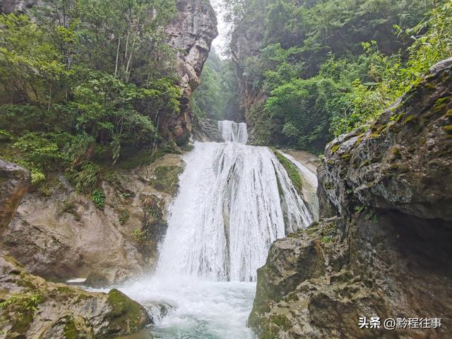 旧时古道，如今人迹罕至；峡谷中间，有一个美丽野瀑布