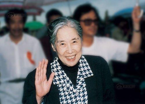 王光美有多漂亮？1940年，19岁的王光美在大学留影，气质不凡