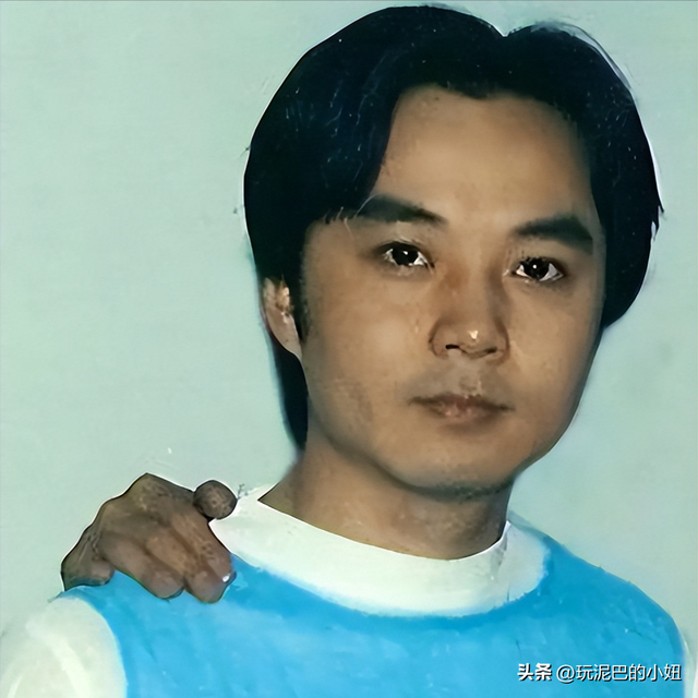 51岁汪涵现状:常年居住在长沙,穿人字拖嚼槟榔,大烟斗不离身