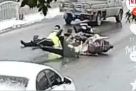 同时摔跤的三名警察，宣传防滑小技巧，我又笑翻在评论区图片