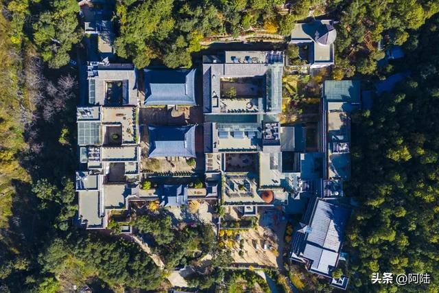 《徐霞客游记》中两次提及的报恩寺就在大理鸡足山上，但路况堪忧