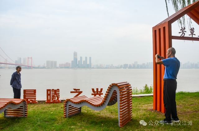 要读懂武汉人的浪漫，就去江滩吧！新上的一批观景座椅太“撩人”啦