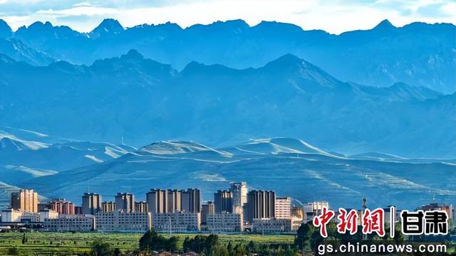 甘肃民乐：高原小城与祁连山同框 共绘灵动西北画卷