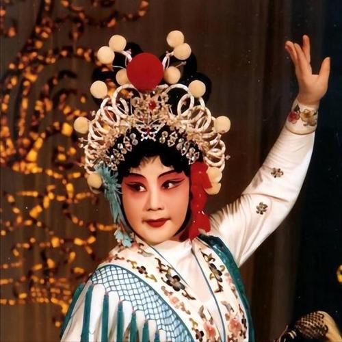 吃里爬外，永不回国？她带领30名演员选择留美，如今年过花甲归来