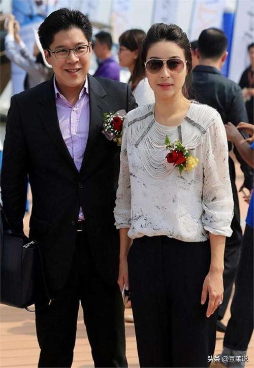 全网恭喜！45岁霍启刚又升职了，级别很高，妻子郭晶晶立了大功！