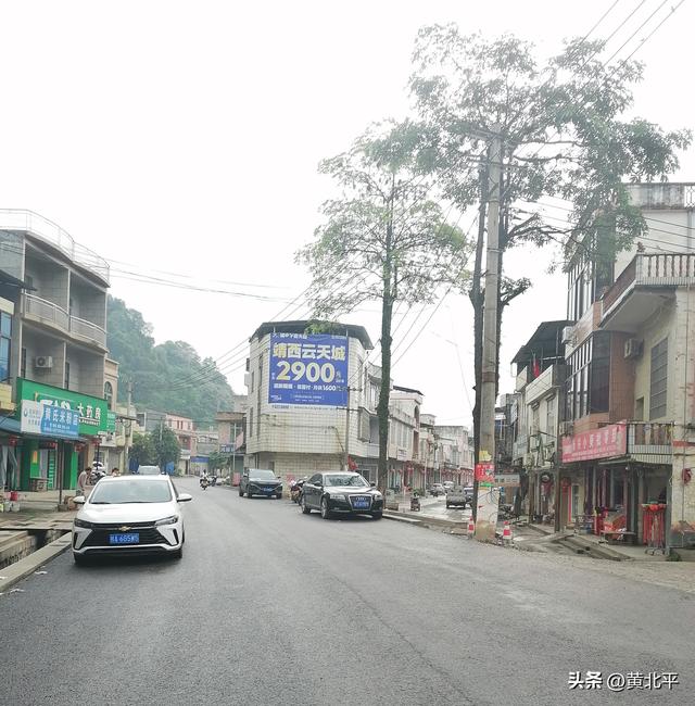广西百色靖西市与越南交界的新兴街，边境街上的小吃卷粉真好吃