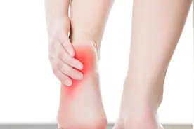 脚后跟痛别大意，可能是3种病在“惹事”！缓解方法，建议收藏图片