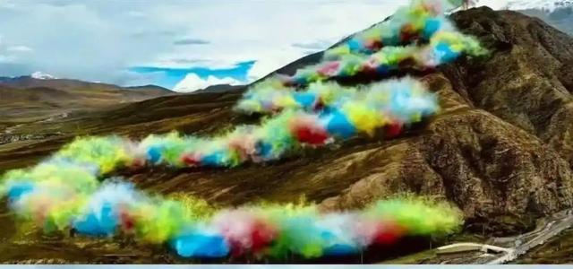 雪山“升龙”烟花后，全网吵翻天，当地人在默默捡垃圾！