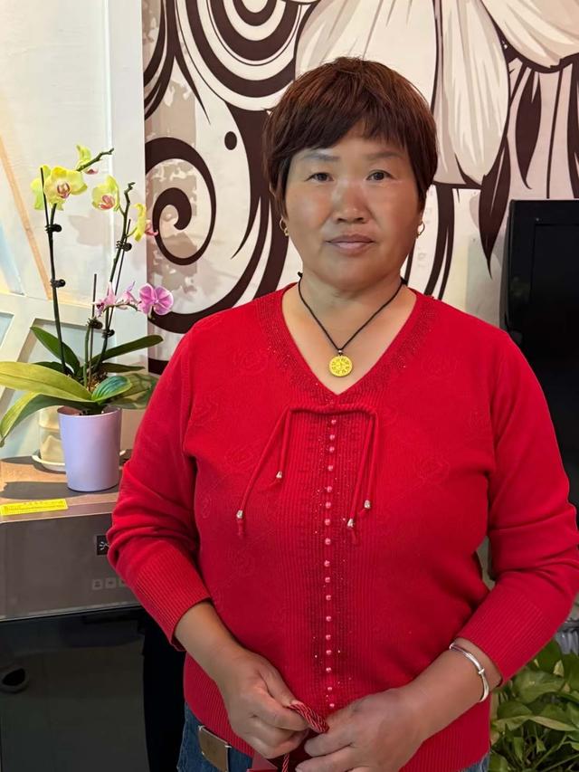 等我老了，绝不穿“花衣服”，瞧瞧这些60岁阿姨的打扮，多洋气