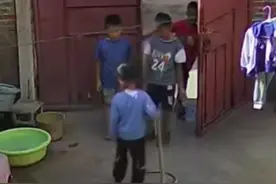 6岁男孩抓起2米长蛇回家当皮鞭甩，爸爸回应：平时就喜欢抓壁虎，抓到蛇后还拿给奶奶看，结果被追打图片