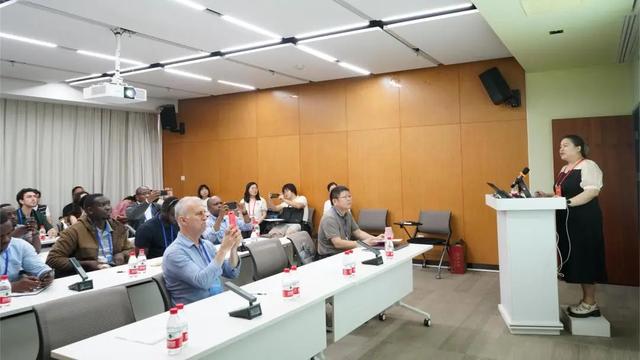中南大学湘雅基础医学院国际学员探访人类干细胞国家工程研究中心