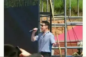黎明下乡商演，舞台简陋，四名保安护送！网友不相信直言：不是他图片